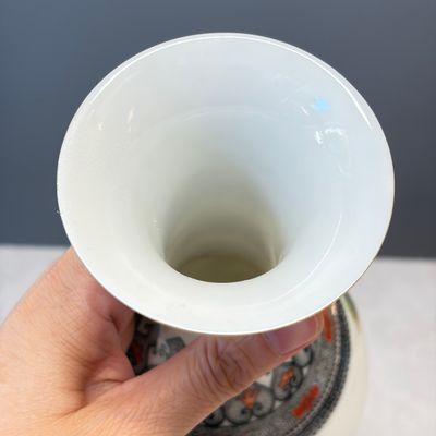 A Chinese famille rose semi-eggshell vase and a qianjiang cai vase — foto 8