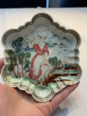 A Chinese famille rose semi-erotic 'milkmaid' pattipan or teapot stand, Qianlong, ca. 1740 — 照片 1