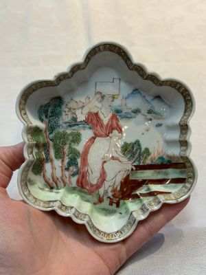 A Chinese famille rose semi-erotic 'milkmaid' pattipan or teapot stand, Qianlong, ca. 1740 — 照片 2