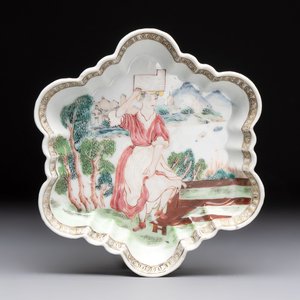 A Chinese famille rose semi-erotic 'milkmaid' pattipan or teapot stand, Qianlong, ca. 1740 — 照片 1