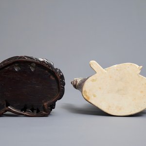 A Chinese famille rose semi-erotic teapot on wooden stand, Republic, 20th C. — 照片 6