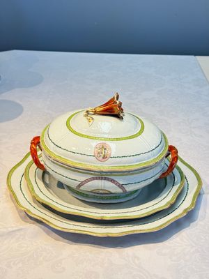 A Chinese famille rose serving dish, a covered tureen and stand with the arms of Peter van Hemert for the Danish market, Qianlong, ca. 1780 — photo 1