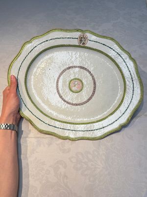 A Chinese famille rose serving dish, a covered tureen and stand with the arms of Peter van Hemert for the Danish market, Qianlong, ca. 1780 — photo 2