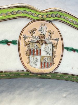 A Chinese famille rose serving dish, a covered tureen and stand with the arms of Peter van Hemert for the Danish market, Qianlong, ca. 1780 — photo 26