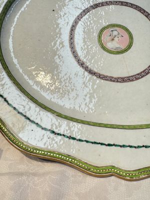 A Chinese famille rose serving dish, a covered tureen and stand with the arms of Peter van Hemert for the Danish market, Qianlong, ca. 1780 — photo 3