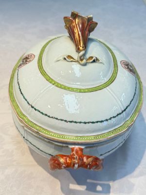 A Chinese famille rose serving dish, a covered tureen and stand with the arms of Peter van Hemert for the Danish market, Qianlong, ca. 1780 — photo 34