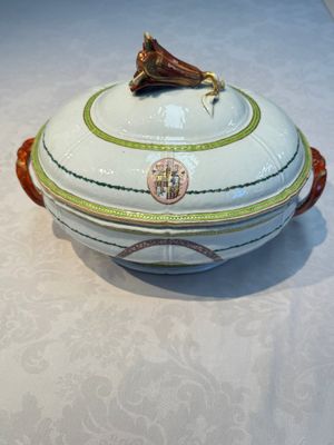 A Chinese famille rose serving dish, a covered tureen and stand with the arms of Peter van Hemert for the Danish market, Qianlong, ca. 1780 — photo 35