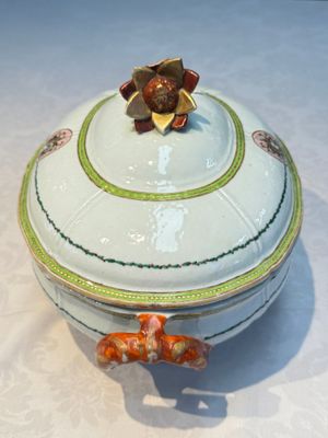 A Chinese famille rose serving dish, a covered tureen and stand with the arms of Peter van Hemert for the Danish market, Qianlong, ca. 1780 — photo 36