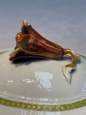 A Chinese famille rose serving dish, a covered tureen and stand with the arms of Peter van Hemert for the Danish market, Qianlong, ca. 1780 — photo 37