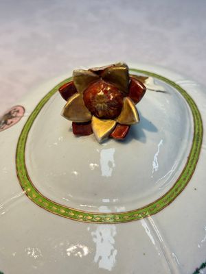 A Chinese famille rose serving dish, a covered tureen and stand with the arms of Peter van Hemert for the Danish market, Qianlong, ca. 1780 — photo 38
