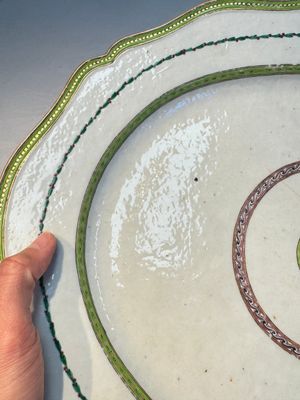 A Chinese famille rose serving dish, a covered tureen and stand with the arms of Peter van Hemert for the Danish market, Qianlong, ca. 1780 — photo 4