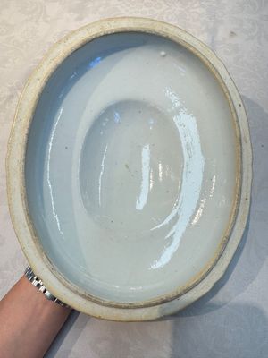 A Chinese famille rose serving dish, a covered tureen and stand with the arms of Peter van Hemert for the Danish market, Qianlong, ca. 1780 — photo 42