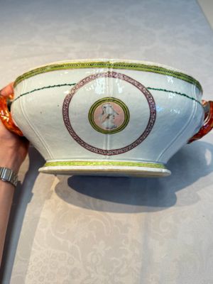 A Chinese famille rose serving dish, a covered tureen and stand with the arms of Peter van Hemert for the Danish market, Qianlong, ca. 1780 — photo 53