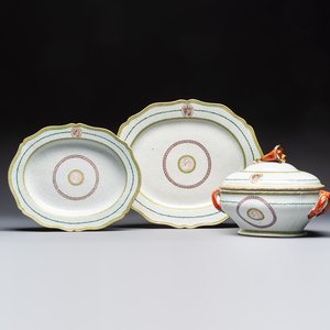 A Chinese famille rose serving dish, a covered tureen and stand with the arms of Peter van Hemert for the Danish market, Qianlong, ca. 1780 — photo 1