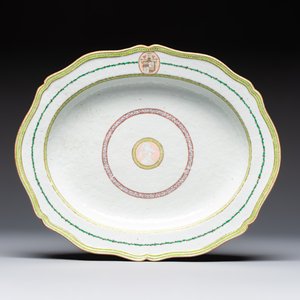 A Chinese famille rose serving dish, a covered tureen and stand with the arms of Peter van Hemert for the Danish market, Qianlong, ca. 1780 — photo 11