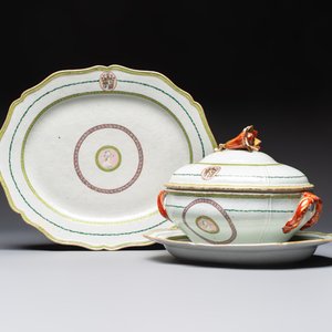 A Chinese famille rose serving dish, a covered tureen and stand with the arms of Peter van Hemert for the Danish market, Qianlong, ca. 1780 — photo 2