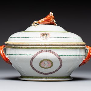 A Chinese famille rose serving dish, a covered tureen and stand with the arms of Peter van Hemert for the Danish market, Qianlong, ca. 1780 — photo 3