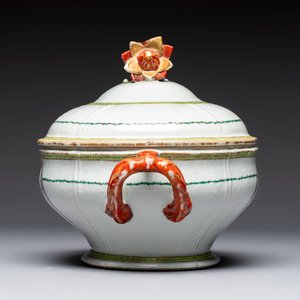 A Chinese famille rose serving dish, a covered tureen and stand with the arms of Peter van Hemert for the Danish market, Qianlong, ca. 1780 — photo 4
