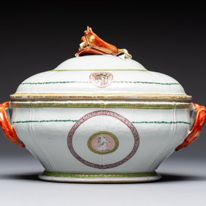 A Chinese famille rose serving dish, a covered tureen and stand with the arms of Peter van Hemert for the Danish market, Qianlong, ca. 1780 — photo 5