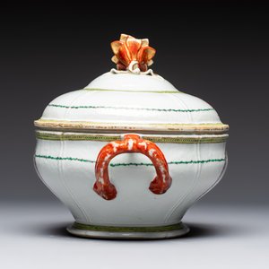A Chinese famille rose serving dish, a covered tureen and stand with the arms of Peter van Hemert for the Danish market, Qianlong, ca. 1780 — photo 6