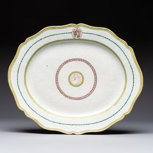 A Chinese famille rose serving dish, a covered tureen and stand with the arms of Peter van Hemert for the Danish market, Qianlong, ca. 1780 — photo 9