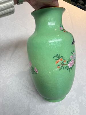 A Chinese famille rose sgraffiato lime-green-ground 'Birds among Flowering Branches' vase, Qianlong mark, 19th C. — photo 4