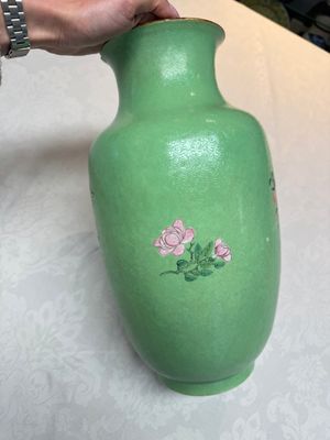 A Chinese famille rose sgraffiato lime-green-ground 'Birds among Flowering Branches' vase, Qianlong mark, 19th C. — photo 5