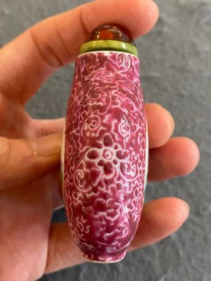 A Chinese famille rose sgraffito-ground snuff bottle, Qianlong mark, 19th C. — 照片 3