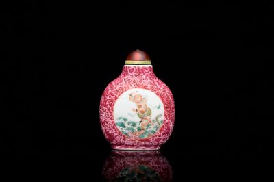 A Chinese famille rose sgraffito-ground snuff bottle, Qianlong mark, 19th C.