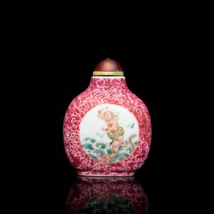 A Chinese famille rose sgraffito-ground snuff bottle, Qianlong mark, 19th C. — 照片 1