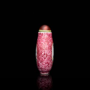 A Chinese famille rose sgraffito-ground snuff bottle, Qianlong mark, 19th C. — 照片 2