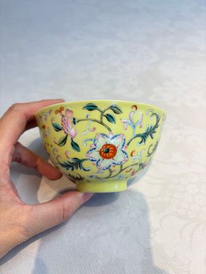 A Chinese famille rose sgraffito lemon-yellow-ground 'Flower Scrolls' bowl, Qianlong mark, 20th C. — 照片 1