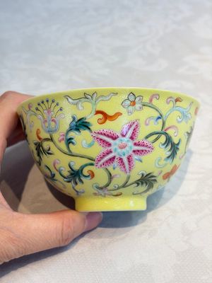 A Chinese famille rose sgraffito lemon-yellow-ground 'Flower Scrolls' bowl, Qianlong mark, 20th C. — 照片 2