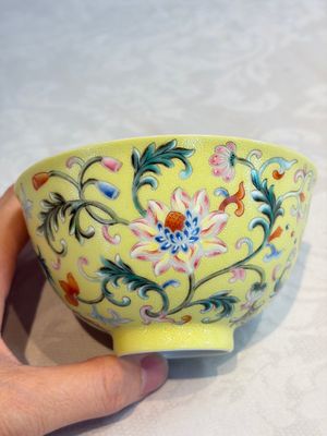 A Chinese famille rose sgraffito lemon-yellow-ground 'Flower Scrolls' bowl, Qianlong mark, 20th C. — 照片 3