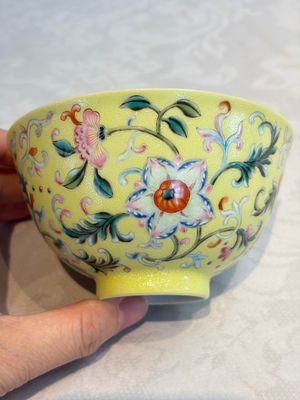 A Chinese famille rose sgraffito lemon-yellow-ground 'Flower Scrolls' bowl, Qianlong mark, 20th C. — 照片 4