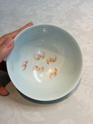 A Chinese famille rose sgraffito lemon-yellow-ground 'Flower Scrolls' bowl, Qianlong mark, 20th C. — 照片 5