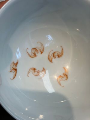 A Chinese famille rose sgraffito lemon-yellow-ground 'Flower Scrolls' bowl, Qianlong mark, 20th C. — 照片 6