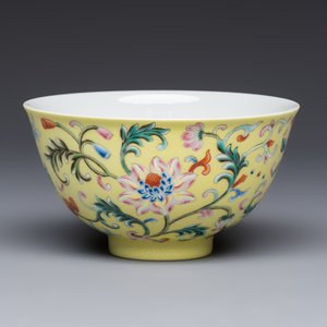 A Chinese famille rose sgraffito lemon-yellow-ground 'Flower Scrolls' bowl, Qianlong mark, 20th C. — 照片 1