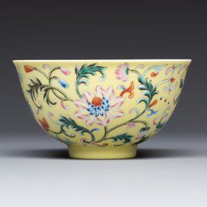 A Chinese famille rose sgraffito lemon-yellow-ground 'Flower Scrolls' bowl, Qianlong mark, 20th C. — 照片 2