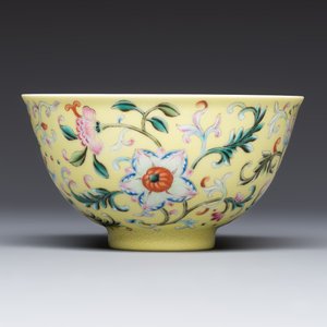A Chinese famille rose sgraffito lemon-yellow-ground 'Flower Scrolls' bowl, Qianlong mark, 20th C. — 照片 3