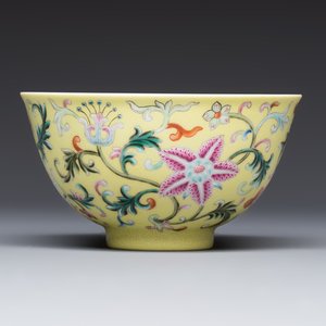 A Chinese famille rose sgraffito lemon-yellow-ground 'Flower Scrolls' bowl, Qianlong mark, 20th C. — 照片 4