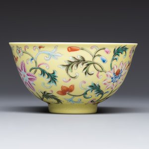 A Chinese famille rose sgraffito lemon-yellow-ground 'Flower Scrolls' bowl, Qianlong mark, 20th C. — 照片 5