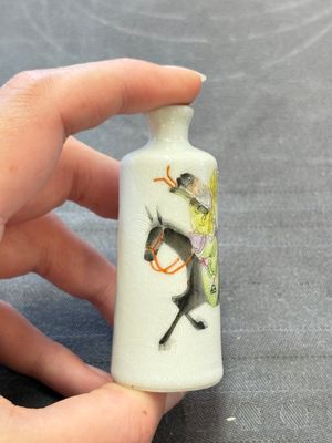 A Chinese famille rose sgraffito 'Zhang Guo Lao 張果老' snuff bottle, Daoguang mark, 19th C. — 照片 1