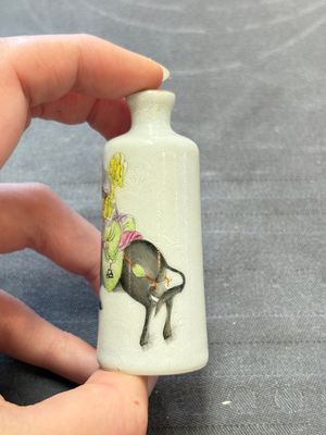 A Chinese famille rose sgraffito 'Zhang Guo Lao 張果老' snuff bottle, Daoguang mark, 19th C. — 照片 3