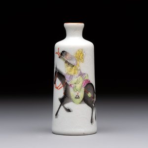 A Chinese famille rose sgraffito 'Zhang Guo Lao 張果老' snuff bottle, Daoguang mark, 19th C. — 照片 1