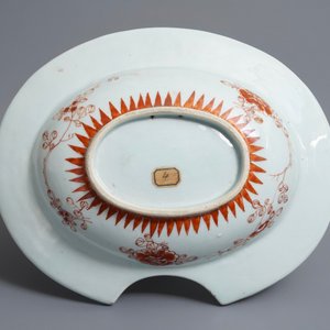 A Chinese famille rose shaving bowl with a tea-drinking scene, Yongzheng — 照片 2