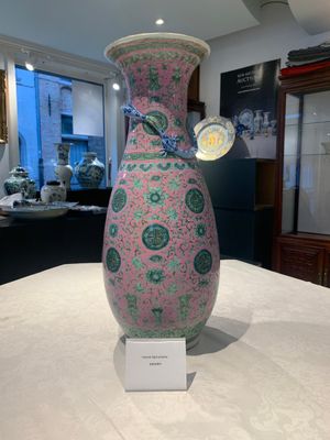 A Chinese famille rose 'shou and chilong' vase, 19th C. — foto 1
