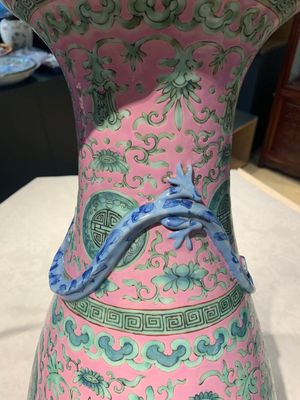 A Chinese famille rose 'shou and chilong' vase, 19th C. — foto 12