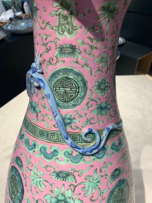 A Chinese famille rose 'shou and chilong' vase, 19th C. — foto 13