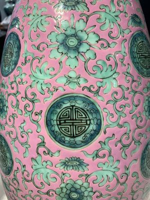 A Chinese famille rose 'shou and chilong' vase, 19th C. — foto 14